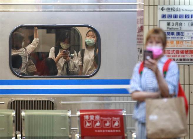 陳時中今（18日）強調，除非現在社區有廣泛的未知感染源，才會考慮春節高鐵是否要禁止飲食。（本報系資料照／陳信翰攝）