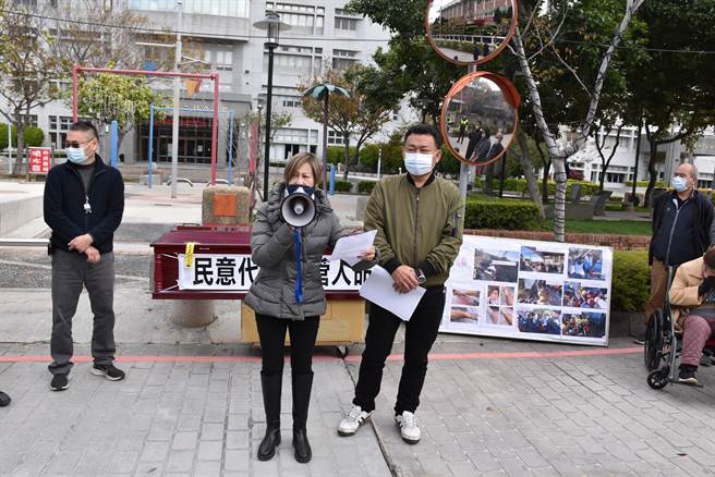苗栗县造桥乡坤舆掩埋场公司经理王亚绮18日下午赴苗栗县警局抗议警方执法不公。（谢明俊摄）
