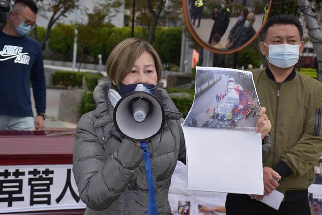 苗栗县造桥乡坤舆掩埋场公司经理王亚绮18日下午赴苗栗县警局抗议警方执法不公。（谢明俊摄）
