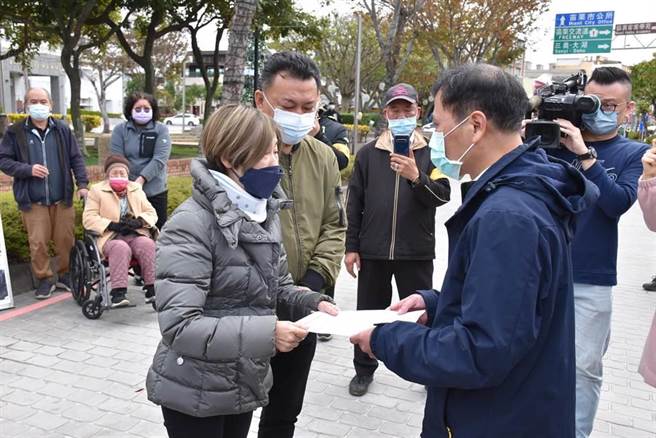 苗栗县造桥乡坤舆掩埋场公司经理王亚绮18日下午赴苗栗县警局抗议警方执法不公，并递交陈情书由县警局政风室主任锺振恭代表接受。（谢明俊摄）
