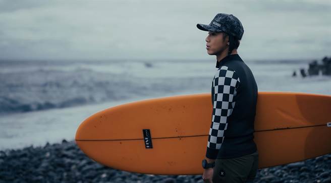 鼓鼓体验衝浪国手培训。（Red Bull提供)