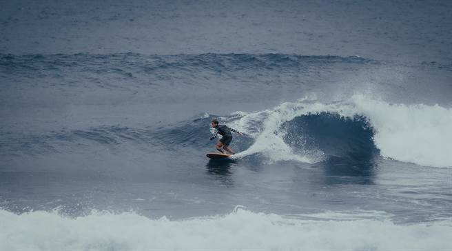 鼓鼓体验衝浪国手培训。（Red Bull提供)
