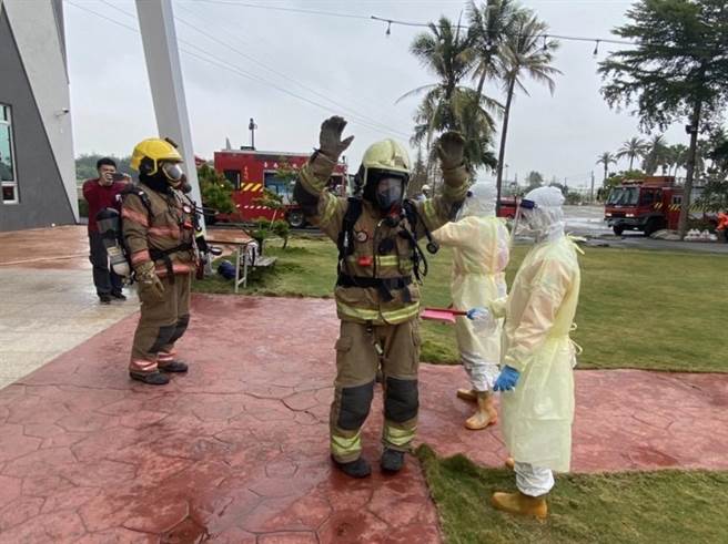 台南市消防局第4救灾救护大队18日至南科赞美酒店办理防疫旅馆消防抢救组合训练。(读者提供／刘秀芬台南传真)