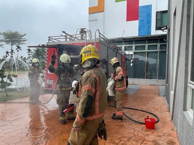 台南市消防局第4救灾救护大队18日至南科赞美酒店办理防疫旅馆消防抢救组合训练。(读者提供／刘秀芬台南传真)