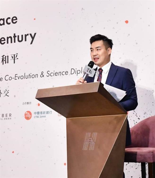 國民黨積極籌設駐美代表處，已到美國1個多月的國際部副主任黃裕鈞今天受邀到全美最有影響力的智庫之一「布魯金斯研究院（Brookings Institution）」，參加閉門研討會發表演說，為國民黨在野以來首次受邀具有黨職的講者。（國民黨提供）