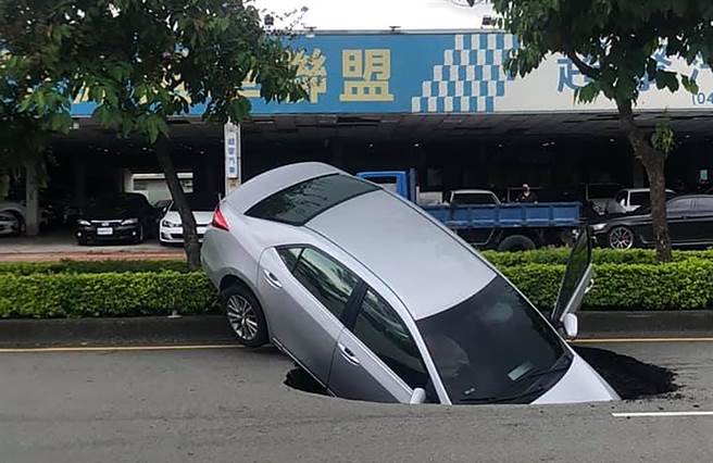 台中市大里区文心南路去年8月间发生天坑事件，造成人车坠落受伤，中市建设局日前提出检讨报告，中市议员李天生要求确实改进。（李天生服务处提供／黄国峰台中传真）