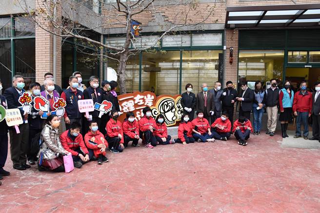 国立苗栗特教学校实习商店「猫狸左岸」咖啡馆18日揭幕营运。（谢明俊摄）