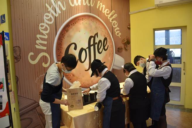 国立苗栗特教学校实习商店「猫狸左岸」咖啡馆未来将训练餐饮科学生。（谢明俊摄）