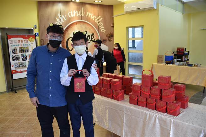 国立苗栗特教学校实习商店「猫狸左岸」咖啡馆欢迎民眾来购买品嚐咖啡。（谢明俊摄）