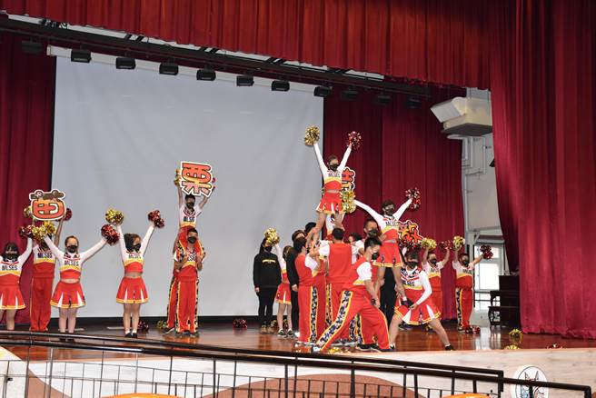 国立苗栗特教学校实习商店「猫狸左岸」咖啡馆18日揭幕营运，由学生表演啦啦队。（谢明俊摄）