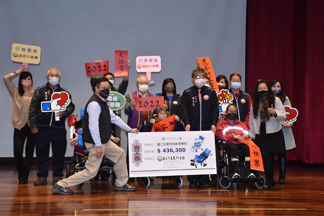 嘉邑行善团团长徐文志率团员前来捐赠特殊功能载具供学生使用。（谢明俊摄）