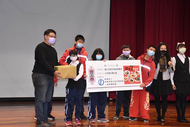 琉璃庄园公益行动协会及知名厨师林邦聪也特别制作年菜义卖，所得将捐助校方。（谢明俊摄）