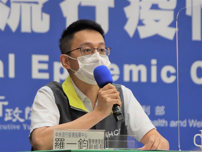 羅一鈞表示，2次快篩可增加檢驗的可信度，亞東醫院護理師（案17967）就是因此驗出陽性。(指揮中心提供)