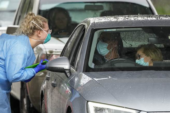 随着迅速传播的Omicron变异株持续将住院率推升至新高，澳洲染疫不治人数创下单日新高。(图／美联社)