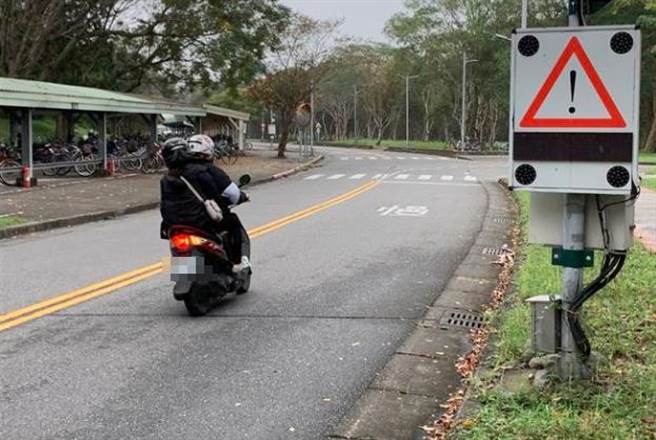 東華大學校地廣闊，學生多以機車代步，卻常發生一些交通意外，學校決議裝測速照相。（王志偉攝）