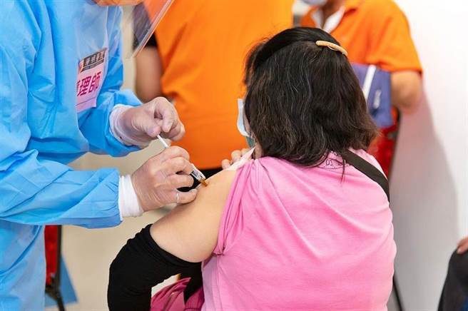 嘉义市政府鼓励民眾接种第三剂疫苗，开放18岁以上预约到大型接种站施打第三剂。（嘉义市政府提供／廖素慧嘉市传真）