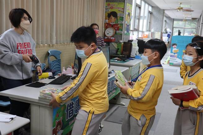 嘉义市民族国小学童借书，放寒假好好阅读。（嘉义市民族国小提供）