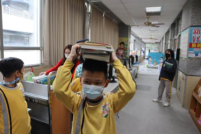 嘉义市民族国小学童到校图书馆借书。（嘉义市民族国小提供）