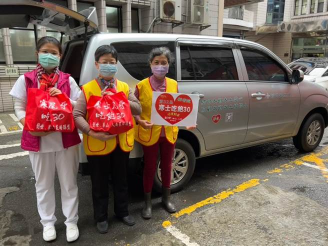 第32届寒士尾牙「送礼到家」，护理师、义工出发送礼。（创世基金会提供）