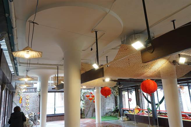 东势客家文化园区本馆前身是台铁东势旧站，属现代主义风格，由台湾第一代女建筑师修泽兰设计，月台遮雨结构为倒伞状柱样式，别具特色。（王文吉摄）