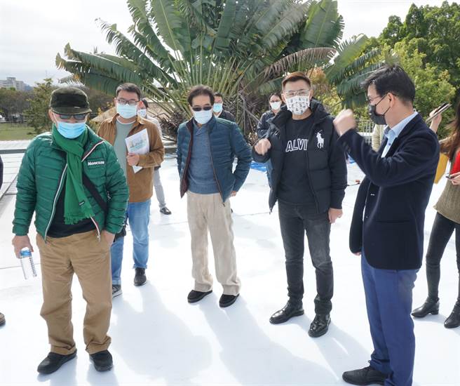 立委江启臣（右二）邀请行政院客委会副主委锺孔照（右三）现勘东势客家文化园区，盼争取中央补助二期改造工程。（王文吉摄）