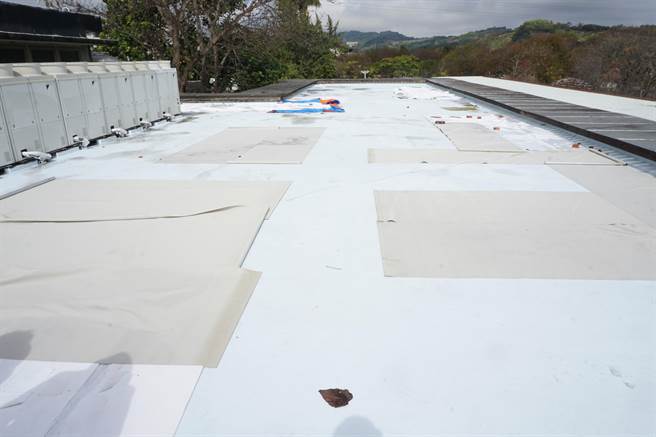 东势客家文化园区本馆前身是台铁东势旧站，因年久失修，屋顶覆盖防水布解决漏水问题。（王文吉摄）