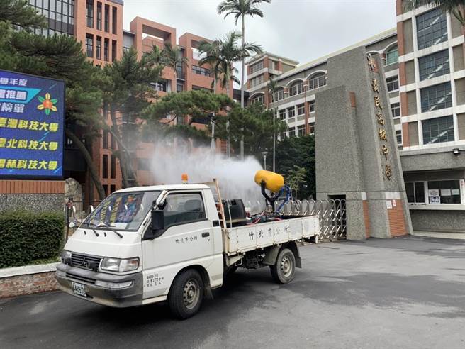 新竹县私立义民中学上午消毒。（翻摄照片）
