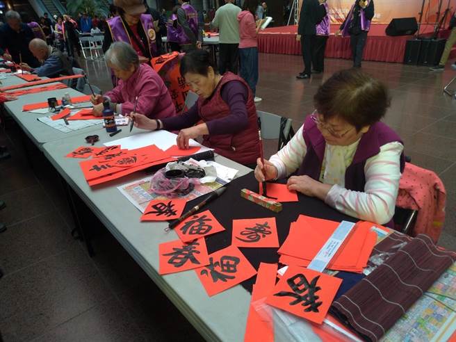 台北市政府市府中庭新春揮毫。（台北市民政局提供／張立勳台北傳真）