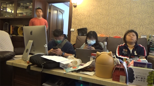 高雄地检署指挥刑事局南打侦破「卖家帮」诈骗吸金案，逮获许姓（右一）、陈姓主嫌。（高雄地检署提供／袁庭尧高雄传真）