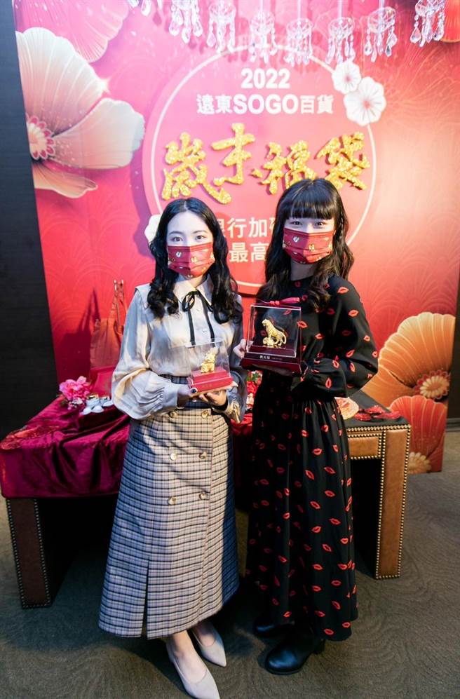 SOGO台北店「福虎生丰 袋好运」新春福袋今年从初一卖到初六，天数比去年卖到初五再破纪录，各大品牌共有上万袋商品福袋，每袋280元起。（SOGO提供）