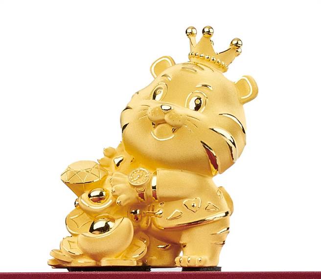 SOGO台北店新春福袋初一大奖是周大福虎钻连年纯金摆件，约重0.31两，约价3万6500元。（SOGO提供）