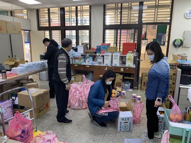 中坜高商送物资到集中检疫所鼓励遭隔离师生。(校方提供／吕筱蝉桃园传真)