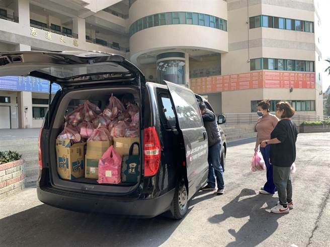 中坜高商送物资到集中检疫所鼓励遭隔离师生。(校方提供／吕筱蝉桃园传真)