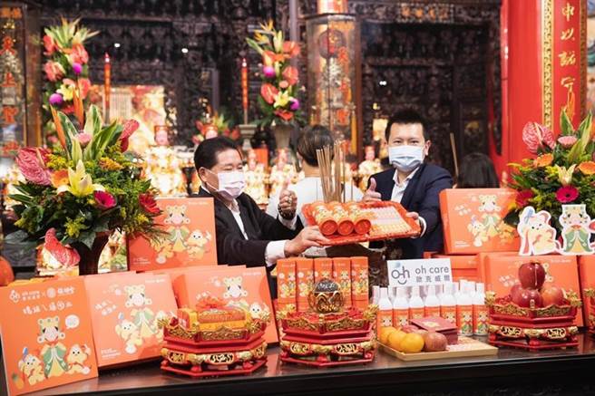 （普生旗下「oh care 歐克威爾」自有品牌與大甲鎮瀾宮媽祖聯名打造「媽祖ㄟ福囡水」禮盒。圖／普生提供）
