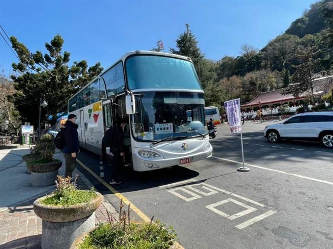 配合武陵樱花季将于2月12日展开，台中市交通局推出赏樱专车，呼吁民眾预约。（交通局提供／林欣仪台中传真）