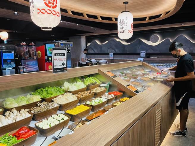 筑间餐饮集团2020年开出「本格和牛」新品牌主打和牛烧烤吃到饱，自助吧台超过100种商品。（筑间餐饮集团提供／冯惠宜台中传真）
