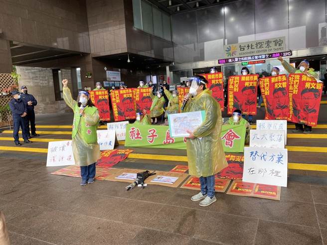 社子岛自救会今在北市府前抗议，自救会发言人李华萍质疑，环评会正反方的居民都会到场表示意见，市府却不顾居民群聚风险，执意要开社子岛环评会。（游念育摄）