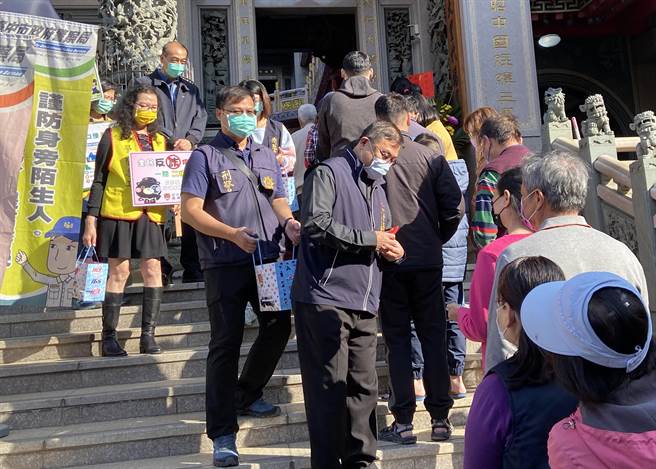 中市警局雾峰分局日前于大里杙福兴宫举办挥毫迎春暨犯罪预防宣导活动，中市议员张沧沂、雾峰分局长李建兴也准备了「圣爻橡皮擦」分送进入庙埕的民眾。（雾峰分局提供／黄国峰台中传真）