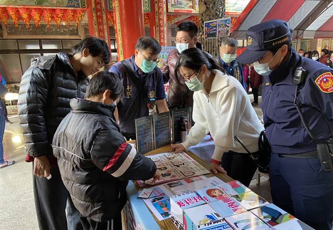 中市警局雾峰分局日前于大里杙福兴宫举办「2022虎跃龙腾生紫气，风调雨顺兆丰年」挥毫迎春暨犯罪预防宣导活动，员警及警察志工发送民眾犯罪预防文宣品，并举行闯关活动。（雾峰分局提供／黄国峰台中传真）