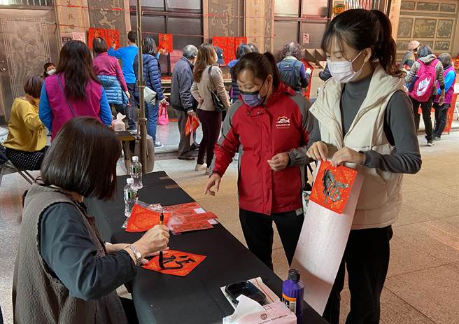 中市警局雾峰分局日前于大里杙福兴宫举办「2022虎跃龙腾生紫气，风调雨顺兆丰年」挥毫迎春暨犯罪预防宣导活动，13位书画家，现场挥毫「写春联、画年画」送给到场民眾。（雾峰分局提供／黄国峰台中传真）