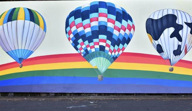 缤纷色彩十分活泼，为老旧挡土墙注入新活力。（石冈区公所提供／王文吉台中传真）