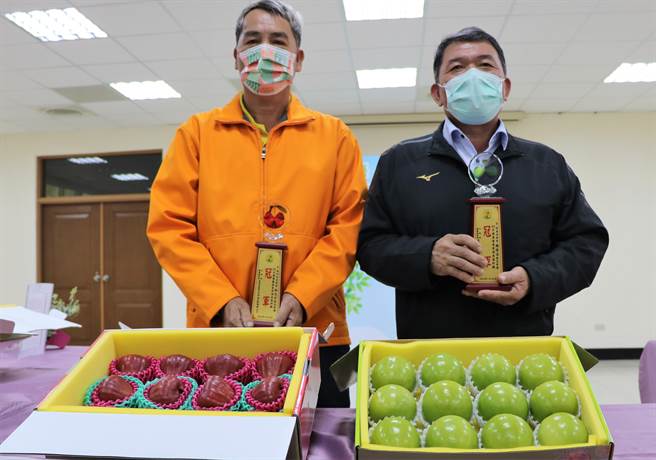 高雄區農業改良場第12屆「全國蓮霧及棗優質管理果園評鑑頒獎典禮」18日登場，蓮霧王是南州區農會林元宗（左）、蜜棗王是燕巢農會賴隆溪（右）。（謝佳潾攝）