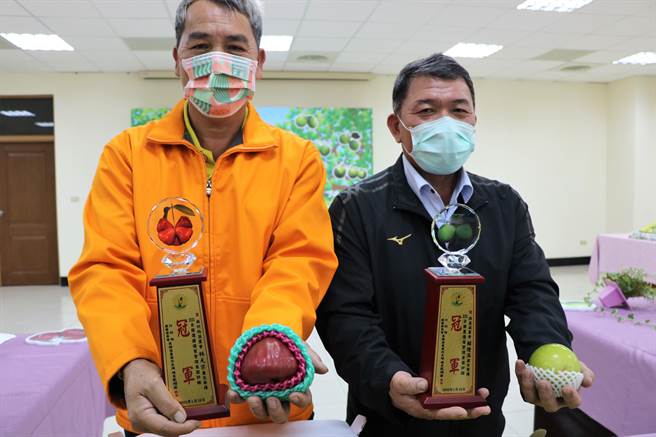 高雄區農業改良場第12屆「全國蓮霧及棗優質管理果園評鑑頒獎典禮」18日登場，蓮霧王是南州區農會林元宗（左）、蜜棗王是燕巢農會賴隆溪（右）。（謝佳潾攝）