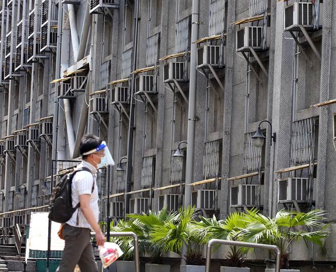 高雄长期存在空污问题，市府推动校园「双机政策」，在工业区周边学校装设冷气机与空气清净机，但紧邻仁武工业区的竹后国小全校仅52人，却装设80多台冷气机，出现「学生比冷气机还要少」怪象。（示意图，范扬光摄）