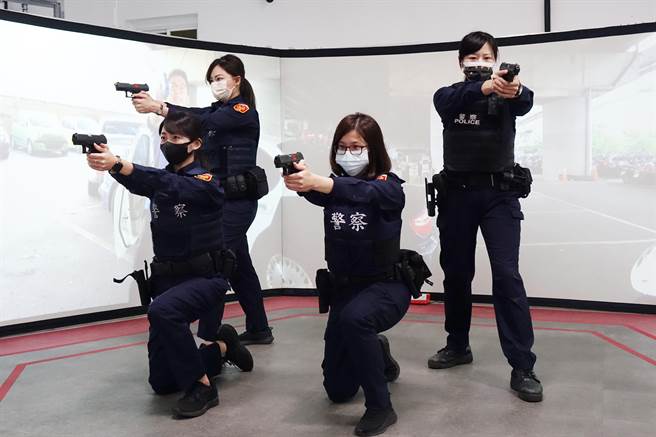 屏東警察局將科技結合訓練，打造300度螢幕情境模擬強化員警臨場反應。（謝佳潾攝）