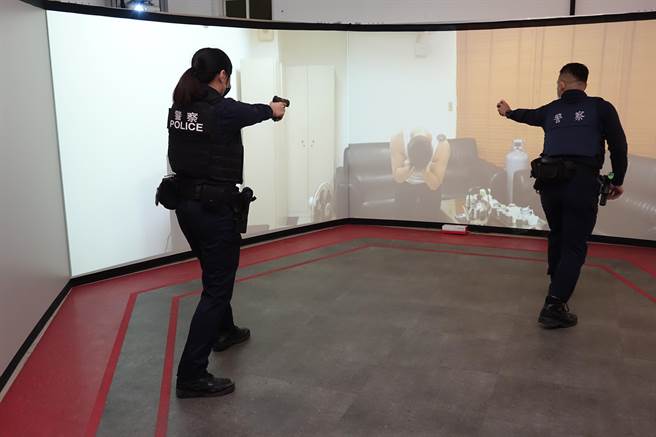 屏東警察局將科技結合訓練，打造300度螢幕情境模擬強化員警臨場反應。（謝佳潾攝）