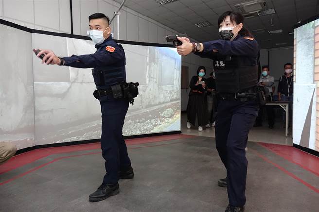 屏東警察局將科技結合訓練，打造300度螢幕情境模擬強化員警臨場反應。（謝佳潾攝）