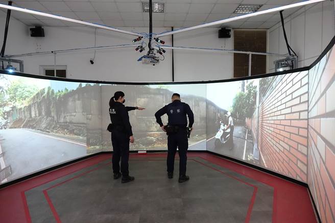 屏東警察局將科技結合訓練，打造300度螢幕情境模擬強化員警臨場反應。（謝佳潾攝）