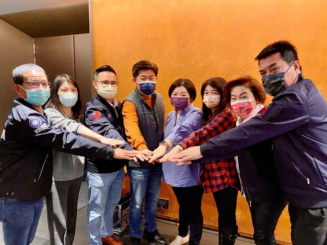 台中市议会国民党团18日举行党团会议，党团成员推选第3选区市议员吴琼华（右三）担任书记长。（台中市议会国民党团提供／卢金足台中传真）