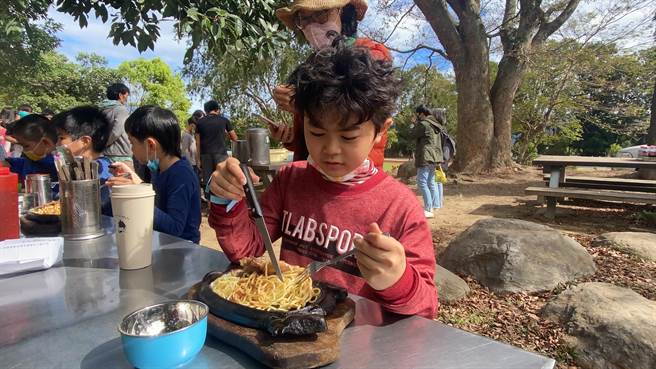 国际狮子会18日前进台东县鹿野乡永安国小寒冬送暖，招待全校150多名师生在校园内享用牛排。（蔡旻妤摄）